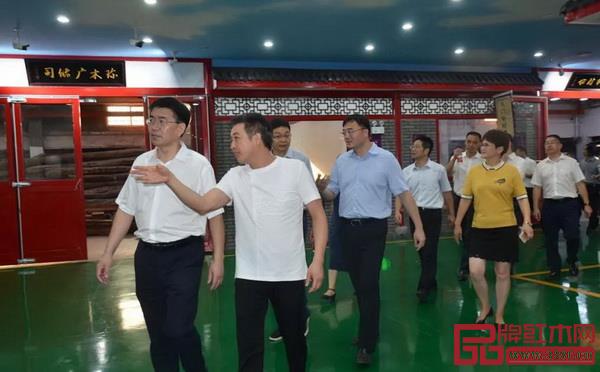 金华市委书记陈龙(左一)一行在旭东红木董事长李晓东(左二)陪同下参观旭东红木透明工厂 金华市委书记陈龙(左一)一行在旭东红木董事长李晓东(左二)陪同下参观旭东红木透明工厂