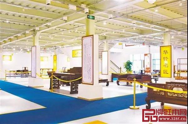 本届文化节还引入了一个有趣的环节——榫卯家具拆装表演 本届文化节还引入了一个有趣的环节——榫卯家具拆装表演