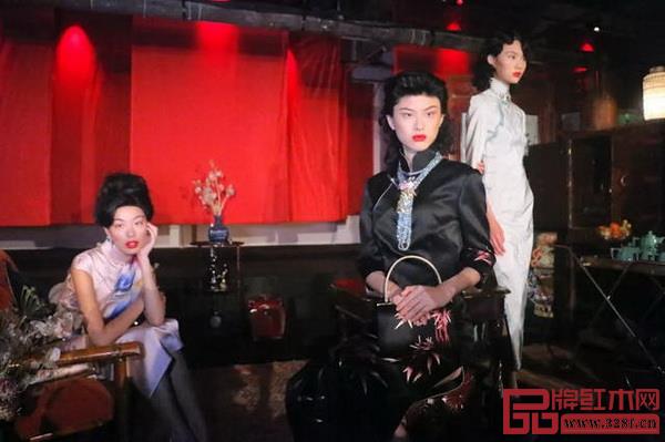 据悉,现场的红木家具由深圳友联为家提供 据悉,现场的红木家具由深圳友联为家提供