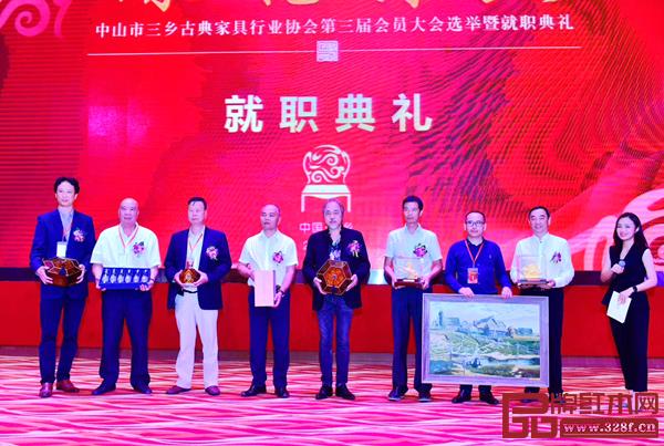 广东省家具协会、东莞名家具俱乐部、大岭山家具协会、智诚西洋艺术馆与三乡古典家具行业协会进行了互赠礼品仪式 广东省家具协会、东莞名家具俱乐部、大岭山家具协会、智诚西洋艺术馆与三乡古典家具行业协会进行了互赠礼品仪式