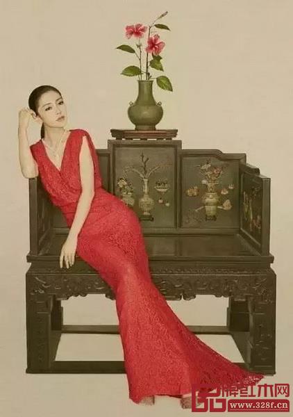 Angelababy倚靠在红木宝座上高贵典雅 Angelababy倚靠在红木宝座上高贵典雅