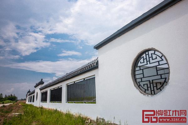 工厂外墙建成经典的白墙黑瓦,一方方云墙下还饰以不同形状的花窗,透过花窗有栅栏,可以看到场内的景观 工厂外墙建成经典的白墙黑瓦,一方方云墙下还饰以不同形状的花窗,透过花窗有栅栏,可以看到场内的景观
