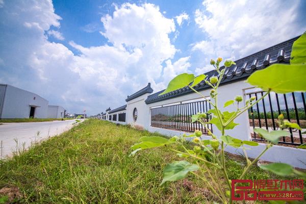 工厂外墙建成经典的白墙黑瓦,一方方云墙下还饰以不同形状的花窗,透过花窗有栅栏,可以看到场内的景观 工厂外墙建成经典的白墙黑瓦,一方方云墙下还饰以不同形状的花窗,透过花窗有栅栏,可以看到场内的景观