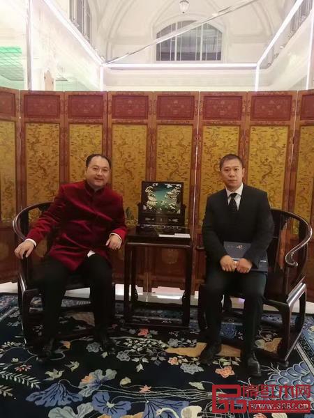 太和木作创始人关毅(左)与中国匈牙利大使馆文化参赞王铮(右)合影 太和木作创始人关毅(左)与中国匈牙利大使馆文化参赞王铮(右)合影