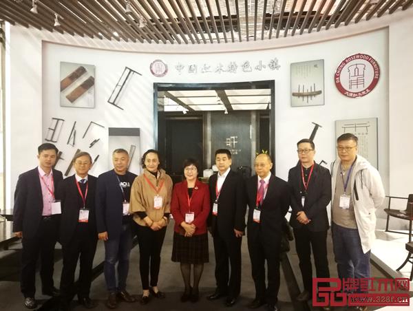 领导嘉宾在中山大涌“中国红木特色小镇”展区参观、合影