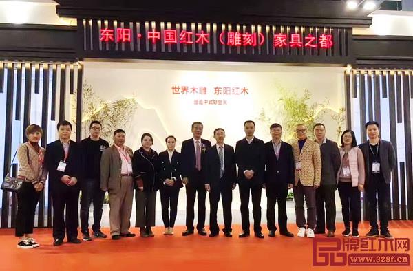 一众领导嘉宾参观大涌、东阳、石碁等红木产业集群和红木特色小镇展馆