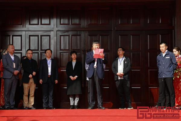 东阳市市场监督管理局党委委员、副局长,东阳市木雕红木产业管理办公室专职副主任陆文献寄语恒达木业再接再厉,勇攀新高峰 东阳市市场监督管理局党委委员、副局长,东阳市木雕红木产业管理办公室专职副主任陆文献寄语恒达木业再接再厉,勇攀新高峰
