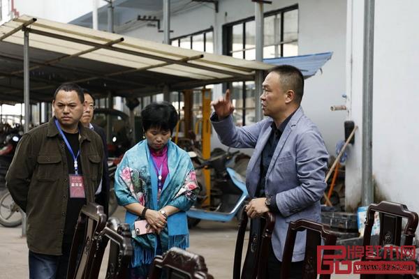 恒达木业董事长陈国良(右一)为嘉宾们介绍恒达木业的生产工艺 恒达木业董事长陈国良(右一)为嘉宾们介绍恒达木业的生产工艺