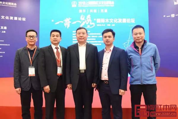  中国家具协会理事长徐祥楠（中），中山市大涌镇镇长贺修虎（左二）、党委委员欧阳凯（左一）、经信局局长郑献辉（右一），全联艺术红木家具专业委员会执行会长、弘木传媒CEO林伟华（右二）在论坛现场合影
