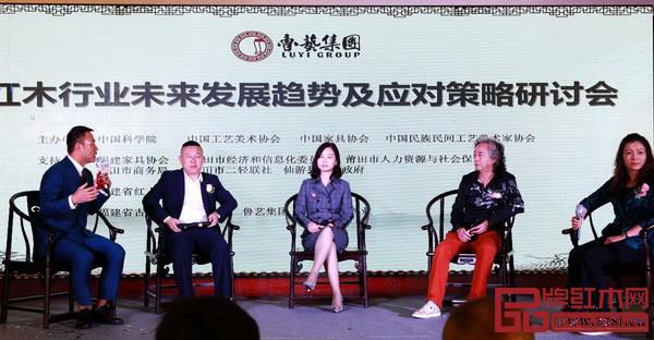 南京林业大学家居与工业设计学院教授陈于书(右一)、深圳坐标智业董事长张家年(右二)、武汉大学教授余湘林(左二)、中式家具品牌商学院院长张歆汶(中)进行高峰对话 南京林业大学家居与工业设计学院教授陈于书(右一)、深圳坐标智业董事长张家年(右二)、武汉大学教授余湘林(左二)、中式家具品牌商学院院长张歆汶(中)进行高峰对话