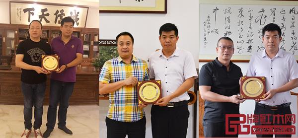 广作红木研究院主席团主席授牌仪式,图左起为锦东红木家具城柯宏健、恒汇红木家具城刘传彬、汇楹红木家具城何文照 广作红木研究院主席团主席授牌仪式,图左起为锦东红木家具城柯宏健、恒汇红木家具城刘传彬、汇楹红木家具城何文照