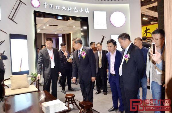 大涌展区荣获组委会颁发的“红顶杯”最佳展位奖 大涌展区荣获组委会颁发的“红顶杯”最佳展位奖