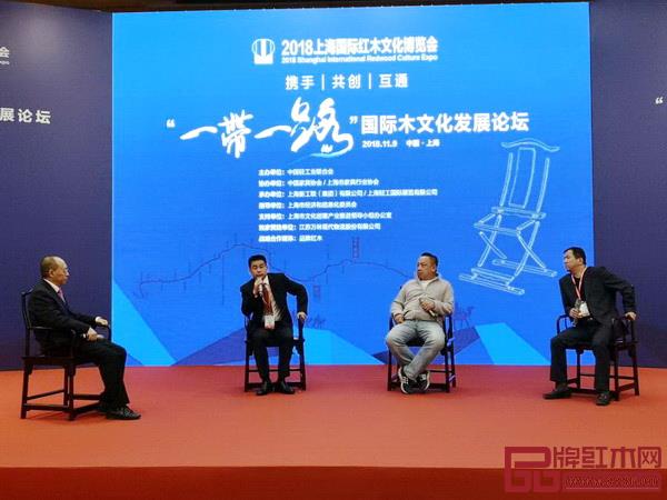 中山市大涌镇镇长贺修虎(左二)在“‘一带一路’国际木文化发展论坛”发言 中山市大涌镇镇长贺修虎(左二)在“‘一带一路’国际木文化发展论坛”发言