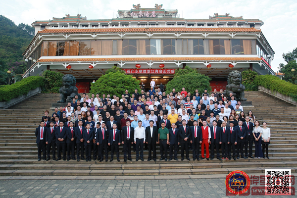 广东顺德浙江商会第一届理事会成员在成立大会当天留影 广东顺德浙江商会第一届理事会成员在成立大会当天留影