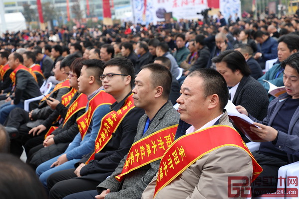 万家宜红木董事长吴明月(右一)参加东博会开幕式 万家宜红木董事长吴明月(右一)参加东博会开幕式