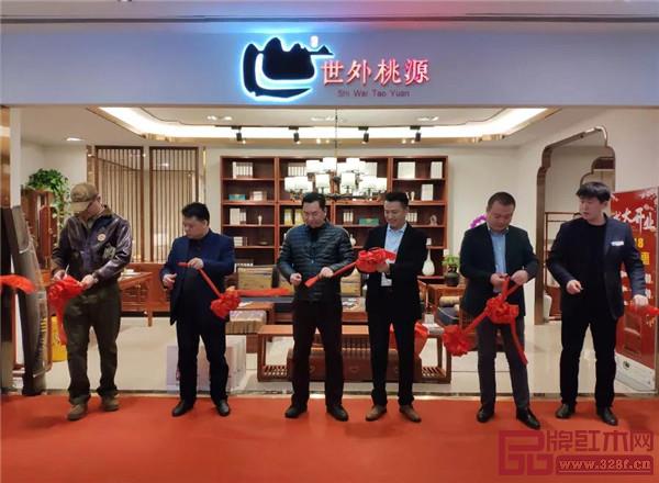 国寿红木总经理陈卫棠(左三)、副总经理何伟权(左二)及徐州专卖店总经理侯志明(右三)进行徐州国寿世外桃源专卖店开业剪彩仪式 国寿红木总经理陈卫棠(左三)、副总经理何伟权(左二)及徐州专卖店总经理侯志明(右三)进行徐州国寿世外桃源专卖店开业剪彩仪式