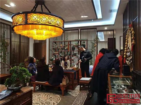 胶州国寿红木专卖店吸引了众多消费者 胶州国寿红木专卖店吸引了众多消费者