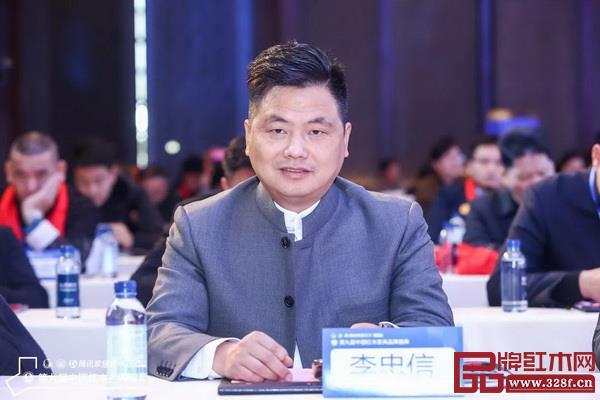 浙江省工艺美术大师、中信红木董事长李忠信出席第九届中国红木家具品牌盛典 浙江省工艺美术大师、中信红木董事长李忠信出席第九届中国红木家具品牌盛典