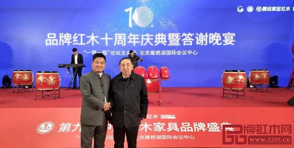原人力资源和社会保障部副部长、党组副书记杨志明与中信红木董事长李忠信合影留念 原人力资源和社会保障部副部长、党组副书记杨志明与中信红木董事长李忠信合影留念