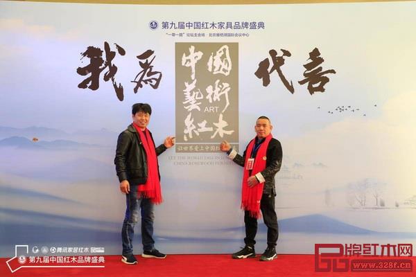 桂龙红木董事长吴桂龙(左)为中国艺术红木代言 桂龙红木董事长吴桂龙(左)为中国艺术红木代言