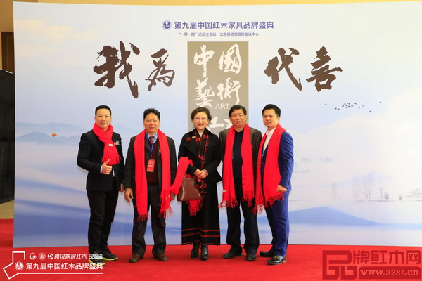 刘胜长(左二)在盛典现场与全国工商联第十一届执委、全联民间文物艺术品商会特约会长宋建文(右二),中国收藏家协会副会长维佳(左三),全联艺术红木家具专业委员会执行会长、腾讯家居红木频道总编、弘木传媒CEO林伟华(右)合影留念 刘胜长(左二)在盛典现场与全国工商联第十一届执委、全联民间文物艺术品商会特约会长宋建文(右二),中国收藏家协会副会长维佳(左三),全联艺术红木家具专业委员会执行会长、腾讯家居红木频道总编、弘木传媒CEO林伟华(右)合影留念