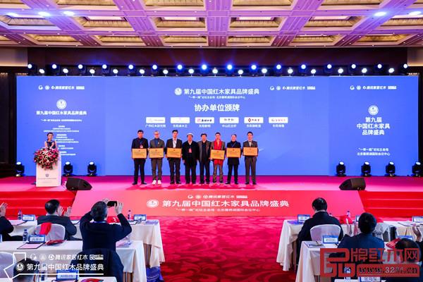红古轩创始人吴赤宇(左三)接受协办单位颁牌 红古轩创始人吴赤宇(左三)接受协办单位颁牌