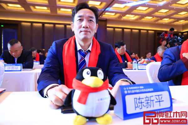 凭借杰出的品牌成就及贡献,国方家居董事长陈新平受邀出席第九届中国红木家具品牌盛典 凭借杰出的品牌成就及贡献,国方家居董事长陈新平受邀出席第九届中国红木家具品牌盛典