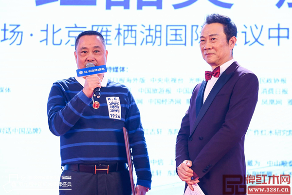 中唐红木城董事长方达良(左)接受央视主持人赵保乐(右)采访 中唐红木城董事长方达良(左)接受央视主持人赵保乐(右)采访