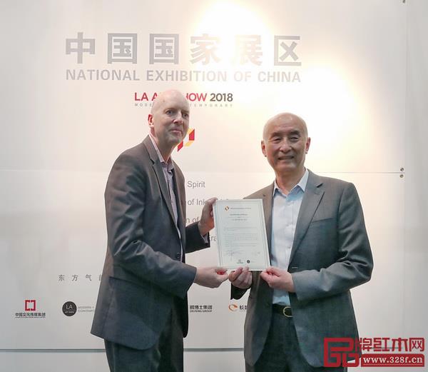 洛杉矶艺博会创始人Kim(左)为中国传统工艺大师、深圳泰和园董事长邵湘文颁发作品纪念证书 洛杉矶艺博会创始人Kim(左)为中国传统工艺大师、深圳泰和园董事长邵湘文颁发作品纪念证书