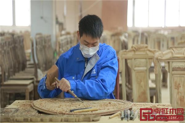 龙博士家居培养的年轻雕刻师 龙博士家居培养的年轻雕刻师