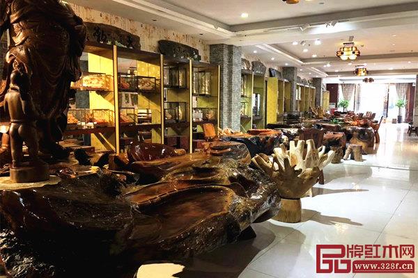 樟宝轩艺术馆中的根雕茶台系列与工艺品展示 樟宝轩艺术馆中的根雕茶台系列与工艺品展示