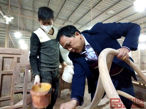 王师傅,匠王红木刺猬紫檀漆艺主管,26年漆艺工匠,家乡:江西上饶 王师傅,匠王红木刺猬紫檀漆艺主管,26年漆艺工匠,家乡:江西上饶
