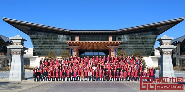 第九届中国红木家具品牌盛典与会嘉宾大合影 第九届中国红木家具品牌盛典与会嘉宾大合影