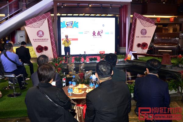 东成定制事业部负责人张展鹏在分享中分析了“东成定制”的核心优势 东成定制事业部负责人张展鹏在分享中分析了“东成定制”的核心优势