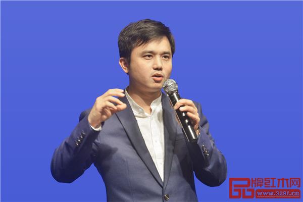 全联艺术红木家具专业委员会执行会长、腾讯家居红木频道总编、弘木传媒CEO林伟华代表承办单位在答谢晚宴上致辞 全联艺术红木家具专业委员会执行会长、腾讯家居红木频道总编、弘木传媒CEO林伟华代表承办单位在答谢晚宴上致辞
