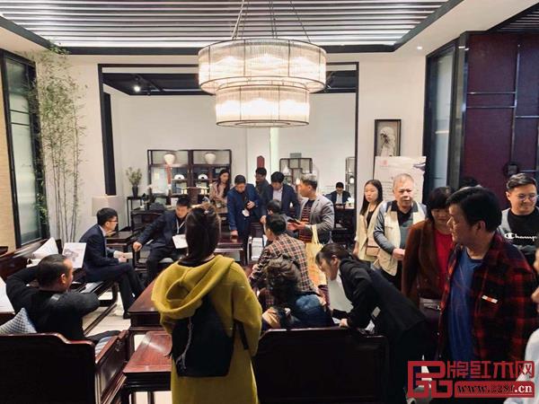 豪族旺家红木展位现场人气火爆 豪族旺家红木展位现场人气火爆