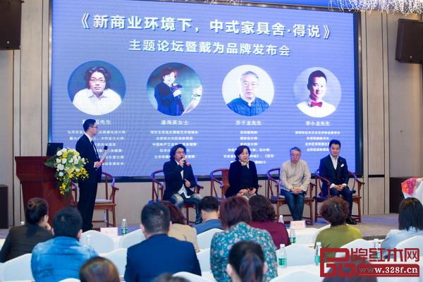 论坛对话嘉宾乔子龙(右二)、潘海英(中)、戴爱国(左二)、李小龙(右一),针对论坛议题分别从不同角度展开了深入探讨 论坛对话嘉宾乔子龙(右二)、潘海英(中)、戴爱国(左二)、李小龙(右一),针对论坛议题分别从不同角度展开了深入探讨