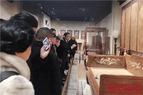 红木游学团参观观复博物馆 红木游学团参观观复博物馆