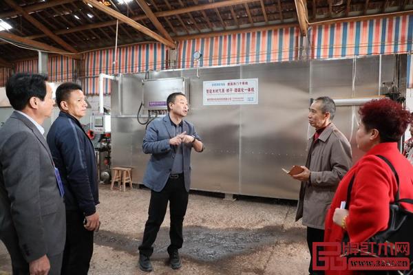 恒达木业董事长陈国良(中)带领嘉宾参观工厂 恒达木业董事长陈国良(中)带领嘉宾参观工厂
