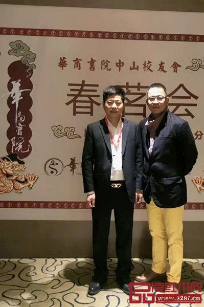 名典红木董事长朱永德(左)在华商书院中山校友会现场 名典红木董事长朱永德(左)在华商书院中山校友会现场