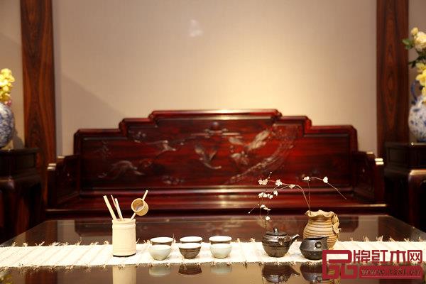 富宝轩红木展厅,精美华贵的红木家具与优雅精致的摆饰相得益彰 富宝轩红木展厅,精美华贵的红木家具与优雅精致的摆饰相得益彰