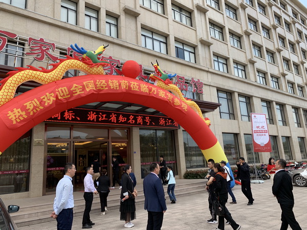 接待数百经销商，万家宜被频频点赞