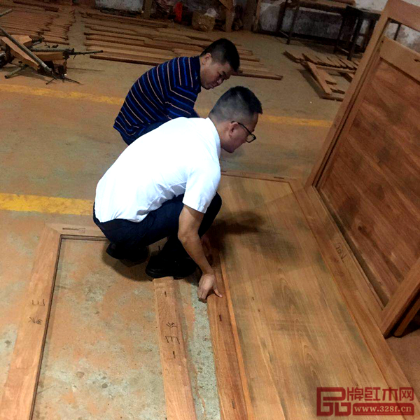 雅仕轩工厂内参观者亲身体验红木家具的制作 雅仕轩工厂内参观者亲身体验红木家具的制作