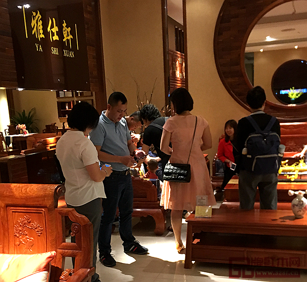 五一假期雅仕轩展厅迎来了一大批红木家具采购者 五一假期雅仕轩展厅迎来了一大批红木家具采购者