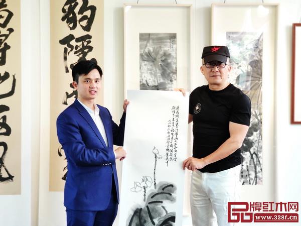 拍摄花絮:叶茂中(右)将荷花墨宝赠予林伟华 拍摄花絮:叶茂中(右)将荷花墨宝赠予林伟华