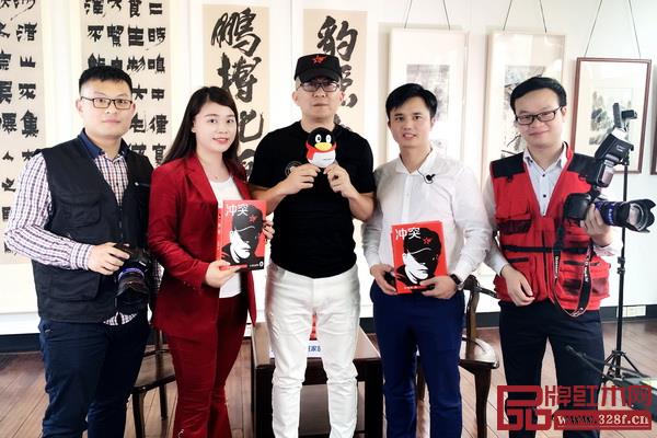 拍摄花絮:叶茂中(左三)与《大咖之声》栏目团队合影留念 拍摄花絮:叶茂中(左三)与《大咖之声》栏目团队合影留念