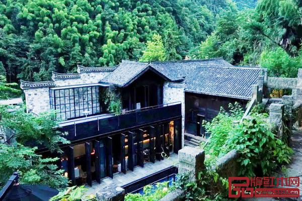 在不舍野马岭民宿中,中式家具被完好地继承与发扬,客房的设计简洁而有温度,提供了舒适的生活体验 在不舍野马岭民宿中,中式家具被完好地继承与发扬,客房的设计简洁而有温度,提供了舒适的生活体验
