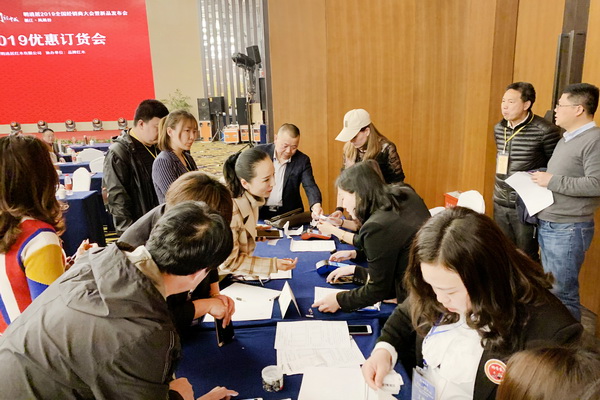 明清居2019全国经销商大会成功举行，金彪云新作成焦点