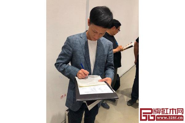 区氏臻品总经理区锦泽以270万元(含佣金310.5万元)购得王世襄袁荃猷藏书十柜 区氏臻品总经理区锦泽以270万元(含佣金310.5万元)购得王世襄袁荃猷藏书十柜