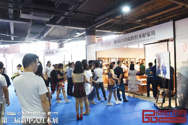 第三届新中式红木家具展上,金隆.金鲤鱼展位客流云集 第三届新中式红木家具展上,金隆.金鲤鱼展位客流云集